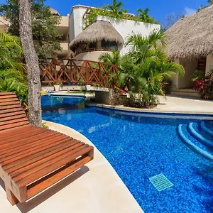 Perfectly Situated Between The Beach & Town By Stella Apartment